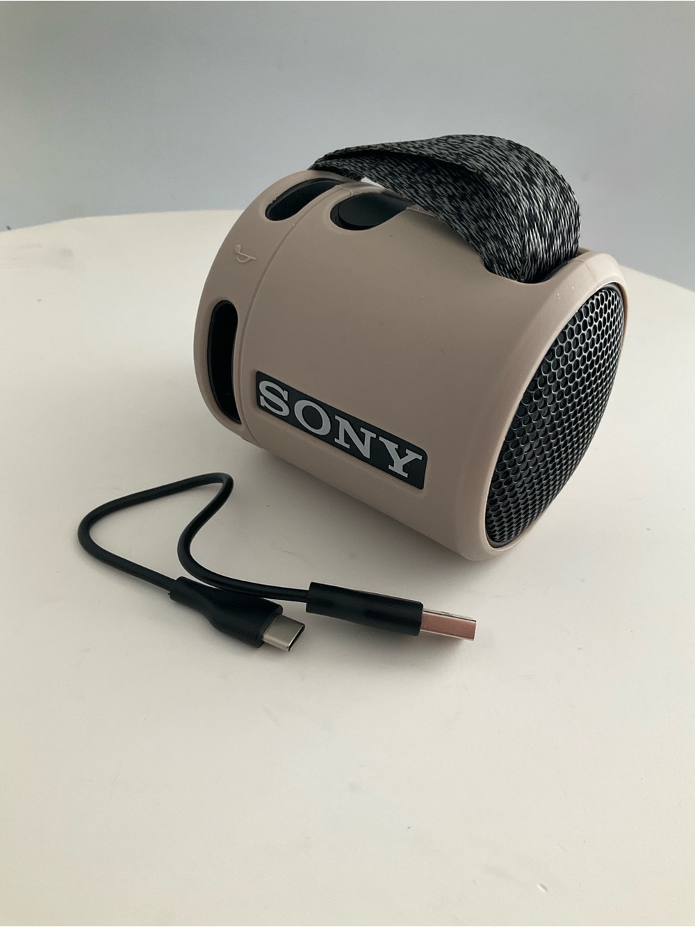 Sony Black Portable Bluetooth Speaker w/ Taupe Silicone Cover Case and cable - Picture 3 of 9